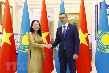 Phó Chủ tịch nước Võ Thị Ánh Xuân hội kiến Chủ tịch Thượng viện Kazakhstan Maulen Ashimbayev. (Ảnh: TTXVN)