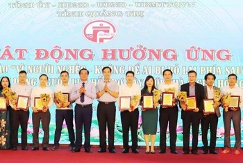 Lãnh đạo tỉnh Quảng Trị vinh danh các tổ chức tiêu biểu đã hỗ trợ nguồn lực cho Quỹ “Vì người nghèo” và công tác an sinh xã hội giai đoạn 2020-2022.