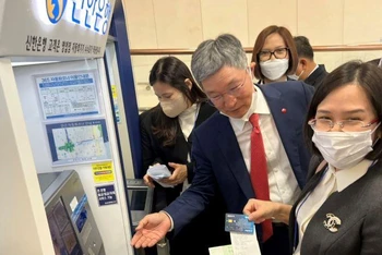 Trải nghiệm rút tiền mặt trên ATM tại Hàn Quốc bằng thẻ Napas.