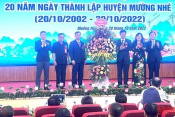 Các đồng chí lãnh đạo HĐND, UBND tỉnh Điện Biên tặng hoa chúc mừng cán bộ, nhân dân huyện Mường Nhé nhân kỷ niệm 20 năm Ngày thành lập huyện.