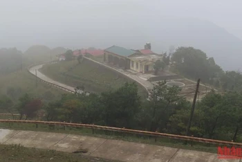 Toàn bộ khu du lịch Mẫu Sơn, Lộc Bình, (Lạng Sơn) chìm trong rét hại.