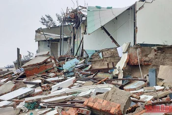 Sóng đánh gây sạt lở, thiệt hại nhà dân tại bờ biển Cửa Đại.