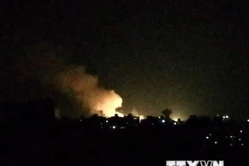 Khói lửa bốc lên sau một vụ không kích xuống khu vực Damascus, Syria. (Ảnh: AFP/TTXVN)