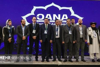 Tổng Giám đốc TTXVN Vũ Việt Trang (ngoài cùng, bên trái) tham dự Đại hội đồng OANA lần thứ 18 tại Iran. (Ảnh: MEHR/TTXVN)