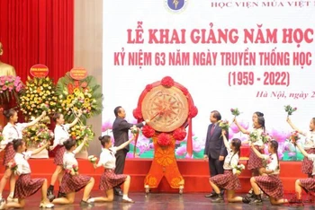 Quyền Giám đốc Học viện Múa Việt Nam Trần Văn Hải đánh trống khai giảng năm học mới.