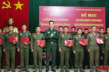 Trao giấy chứng nhận cho các đồng chí học viên tỉnh Louangphabang.