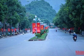 Đường giao thông trung tâm huyện Phong Thổ (Lai Châu) được xây dựng khang trang.