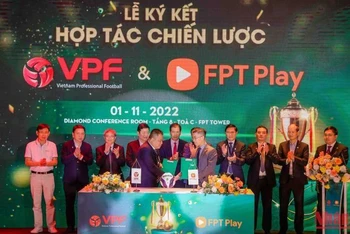 Lãnh đạo VPF và FPT Play tại lễ ký kết hợp đồng.