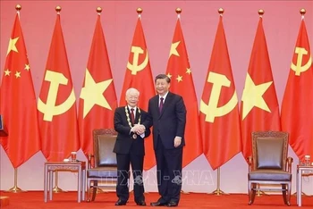 Tổng Bí thư, Chủ tịch Trung Quốc Tập Cận Bình trao Huân chương Hữu nghị tặng Tổng Bí thư Nguyễn Phú Trọng. (Ảnh: TTXVN)