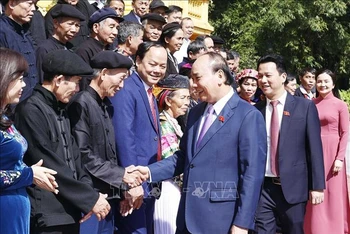 Chủ tịch nước Nguyễn Xuân Phúc với các đại biểu người có uy tín tiêu biểu tỉnh Hà Giang. (Ảnh: TTXVN)