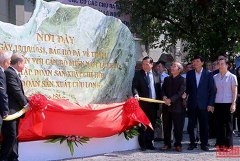 Đồng chí Nguyễn Phi Long, Bí thư Tỉnh ủy Hòa Bình (hàng đầu bên phải) cùng Lãnh đạo tỉnh qua các thời kỳ tại lễ khánh thành khu di tích.