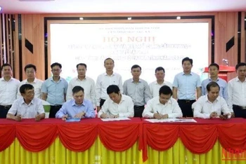 Đại diện Liên minh hợp tác xã các tỉnh Bắc Trung Bộ ký kết biên bản ghi nhớ hợp tác xúc tiến đầu tư.