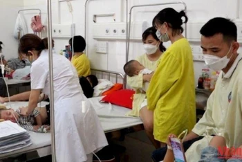 Số trẻ nhập viện tăng cao ở Bệnh viện Sản Nhi tỉnh Lào Cai.