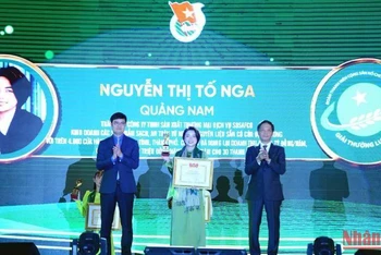Đồng chí Trần Tuấn Anh (bên phải) và Ủy viên dự khuyết BCH Trung ương Đảng, Bí thư thứ nhất BCH Trung ương Đoàn Bùi Quang Huy trao Giải thưởng Lương Định Của cho các nhà nông trẻ xuất sắc.