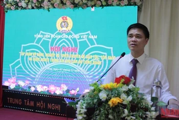 Đồng chí Ngọ Duy Hiểu, Phó Chủ tịch Tổng Liên đoàn trao đổi các vấn đề liên quan đến giảm nghèo, kỹ năng lãnh đạo.