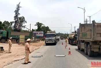 Cảnh sát giao thông Công an tỉnh Quảng Ngãi kiểm tra, xử lý xe quá tải hoạt động tại Khu kinh tế Dung Quất.
