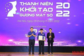 Đại diện Ban Tổ chức trao giải Nhất Cuộc thi trực tuyến “Thanh niên khởi tạo gương mặt số” năm 2022 tặng thí sinh Lê Trung Kiên (đứng giữa).