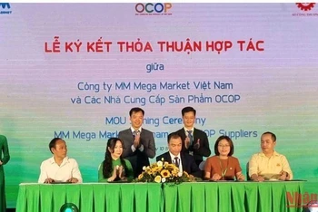 Các nhà cung cấp sản phẩm OCOP ký kết hợp tác với MM Mega Market.