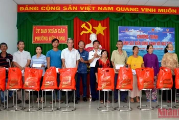 Bộ Tư lệnh Vùng Cảnh sát biển 3 trao tặng 200 suất quà cho gia đình chính sách, ngư dân có hoàn cảnh khó khăn ở phường Đức Long.