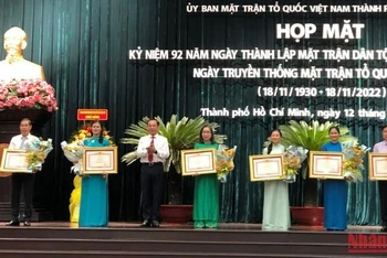 Đồng chí Nguyễn Văn Nên trao Bằng khen cho các cá nhân đạt Giải thưởng “Đại đoàn kết toàn dân tộc Thành phố Hồ Chí Minh”.
