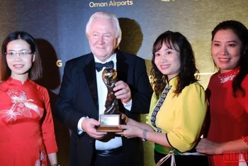 Đại diện tỉnh Sơn La nhận cúp giải thưởng “Mộc Châu Điểm đến Thiên nhiên hàng đầu Thế giới năm 2022” tại Oman.