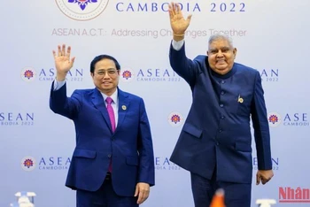 Thủ tướng Chính phủ Phạm Minh Chính và Phó Tổng thống Ấn Độ Jagdeep Dhankhar, ngày 12/11 tại Thủ đô Phnom Penh, Vương quốc Campuchia.