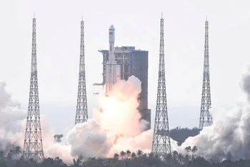 Tàu vũ trụ chở hàng Thiên Chu 5 được phóng bằng tên lửa đẩy Trường Chinh. (Ảnh: Tân Hoa xã)