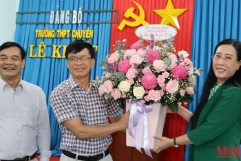 Bí thư Tỉnh ủy Quảng Ngãi tặng hoa, chúc mừng thầy, cô giáo Trường trung học phổ thông chuyên Lê Khiết.