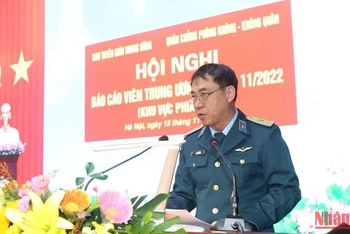 Thiếu tướng Bùi Tố Việt, Phó Chính ủy Quân chủng Phòng không-Không quân phát biểu chào mừng và giới thiệu khái quát về Quân chủng Phòng không-Không quân.