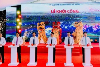 Các đại biểu nhấn nút khởi công Dự án xây dựng tuyến đê biển Nam Đình Vũ.