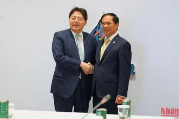 Bộ trưởng Ngoại giao Bùi Thanh Sơn gặp Bộ trưởng Ngoại giao Nhật Bản Hayashi Yoshimasa.