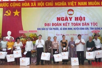 Bộ trưởng Kế hoạch và Đầu tư Nguyễn Chí Dũng và Chủ tịch Ủy ban nhân dân tỉnh Quảng Ngãi Đặng Văn Minh tặng quà cho các gia đình có hoàn cảnh khó khăn.