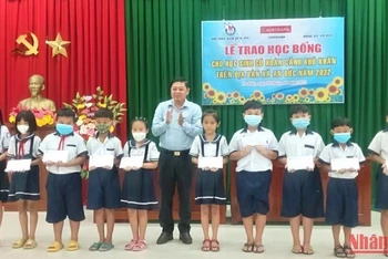 Chủ tịch Hội Nhà báo tỉnh Bến Tre Nguyễn Hữu Thọ trao học bổng cho học sinh nghèo, học giỏi.