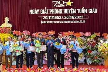 Đồng chí Lê Thành Đô, Chủ tịch UBND tỉnh Điện Biên trao Bằng khen tặng các cá nhân có nhiều đóng góp xây dựng huyện Tuần Giáo.