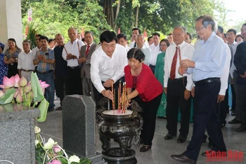 Bí thư Tỉnh ủy Đồng Tháp Lê Quốc Phong cùng đại biểu thành kính dâng hương tại Đền thờ cụ Phó bảng Nguyễn Sinh Sắc.