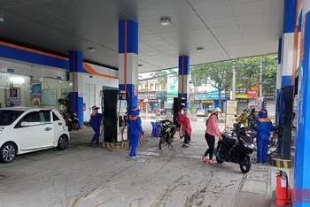 Mua bán xăng dầu diễn ra bình thường ở cửa hàng xăng dầu số 2 đường Lê Hồng Phong, thành phố Vinh.