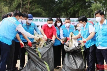  Các đại biểu tham gia thu gom rác.
