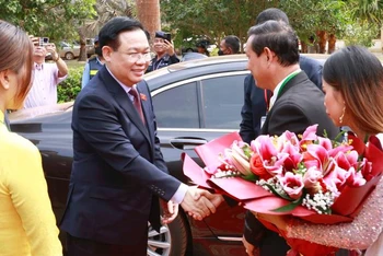 Chủ tịch Quốc hội Vương Đình Huệ và Đoàn đại biểu cấp cao Quốc hội Việt Nam đã tới thăm và làm việc tại tỉnh Kampong Thom. (Ảnh: Doãn Tấn/TTXVN)