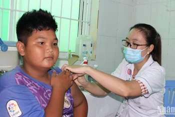 Trẻ em tại xã đảo Thạnh An, huyện Cần Giờ tiêm vaccine phòng Covid-19. (Ảnh: Thế Anh)