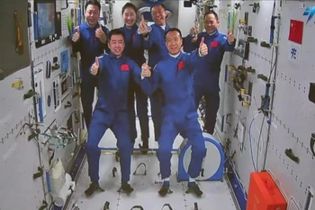 Sáu phi hành gia Trung Quốc cùng lúc có mặt trên trạm vũ trụ. (Ảnh: Nhân dân nhật báo)