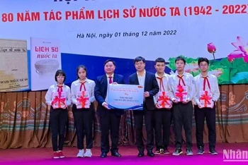Đại diện lãnh đạo Nhà Xuất bản Chính trị quốc gia Sự thật trao sách Lịch sử nước ta tặng đại diện Trung ương Đoàn Thanh niên Cộng sản Hồ Chí Minh và một số đoàn viên tiêu biểu. 