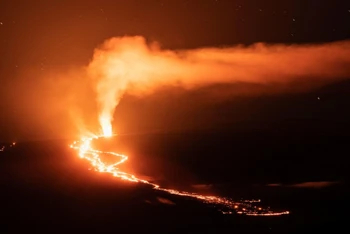 Núi lửa Mauna Loa ở Hawaii phun trào ngày 2/12. (Ảnh: REUTERS)