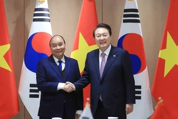 Chiều 5/12, tại thủ đô Seoul, Chủ tịch nước Nguyễn Xuân Phúc hội đàm với Tổng thống Hàn Quốc Yoon Suk Yeol. (Ảnh: TTXVN)