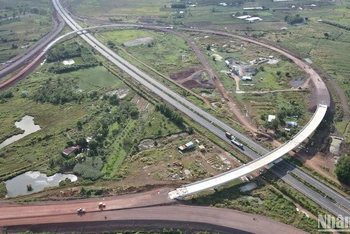 Cao tốc Phan Thiết-Dầu Giây giao nhau với cao tốc Thành phố Hồ Chí Minh-Long Thành-Dầu Giây, đoạn thuộc địa bàn tỉnh Đồng Nai.
