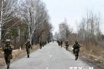 Binh sĩ Ukraine diễn tập quân sự tại một địa điểm không xác định. (Ảnh: AFP/TTXVN)
