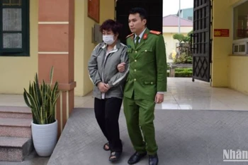 Đối tượng Trần Thị Thu Hiền bị công an bắt giữ.
