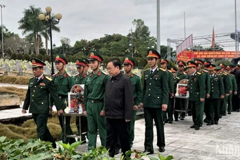 Cán bộ, chiến sĩ các lực lượng vũ trang và nhân dân tỉnh Điện Biên trong lễ an táng hài cốt liệt sĩ tại nghĩa trang liệt sĩ Tông Khao.