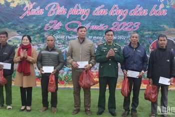 Đại tá Nguyễn Thanh Dịu, Chính ủy Bộ chỉ huy Bộ đội Biên phòng tỉnh Điện Biên tặng quà các gia đình tiêu biểu thuộc hai xã biên giới Hua Thanh và Mường Pồn.