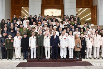 Thủ tướng Phạm Minh Chính với các nhân chứng lịch sử Công an nhân dân.