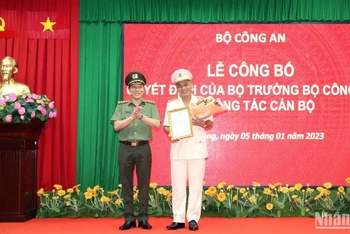Thứ trưởng Công an Lương Tam Quang trao Quyết định bổ nhiệm Đại tá Bùi Quốc Khánh giữ chức Giám đốc Công an tỉnh Sóc Trăng.